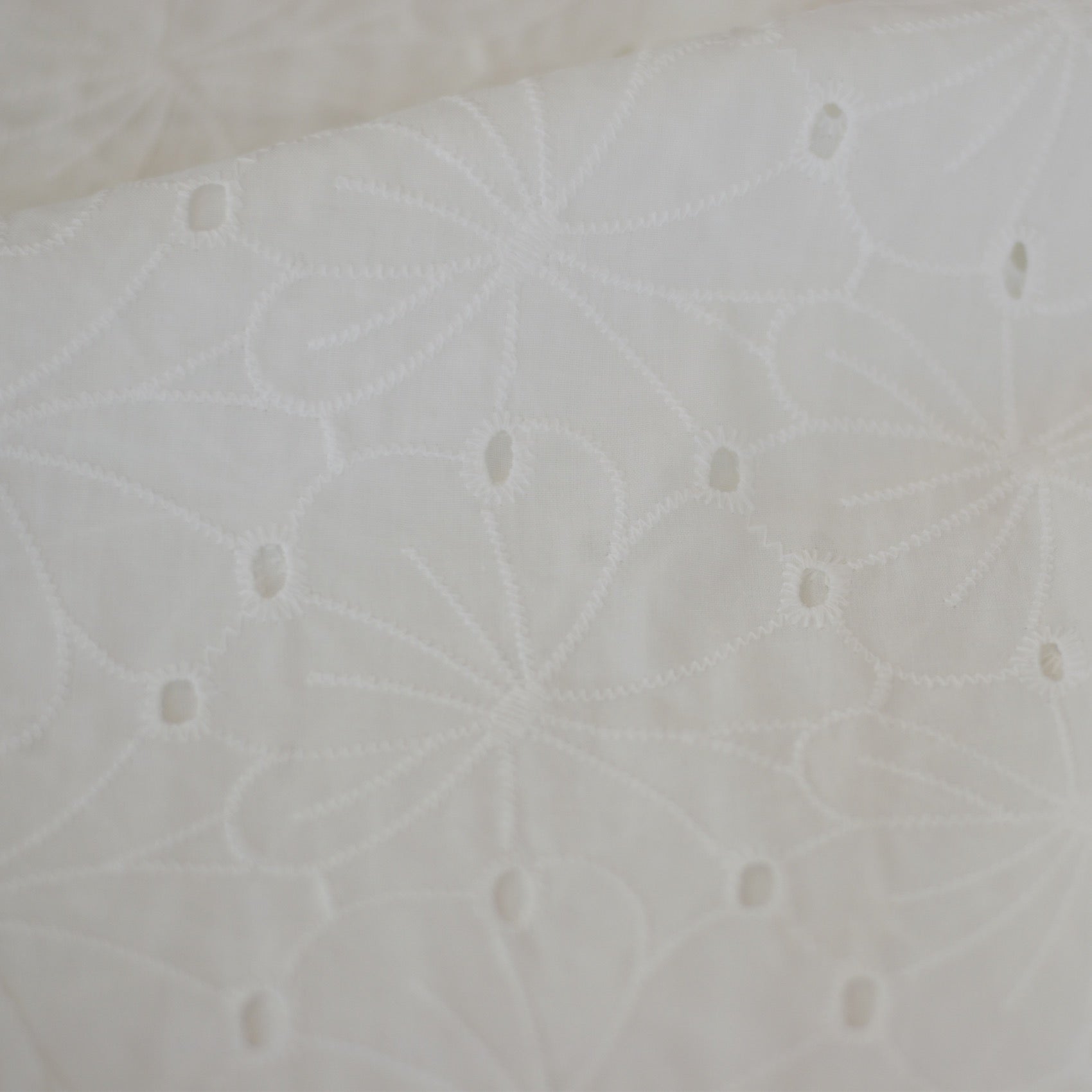 Katoen poplin broderie | Daisy white