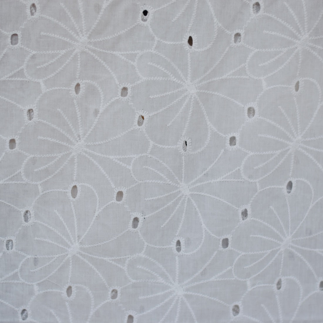Katoen poplin broderie | Daisy white